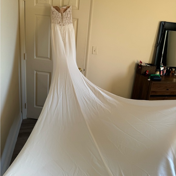 STUNNING Pronovias Wedding Dress Size 4 with alterations - Picture 13 of 14